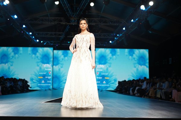 Dévoilez les Mystères de l'Huile de Jojoba : Le Guide Ultime pour Sublimer les Peaux Grasses !